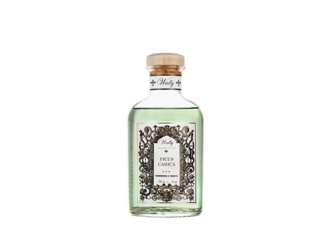 Una bottiglia in vetro di Ficus Carica Profumatore d'ambiente, riempita di liquido verde chiaro, fornita di etichetta decorativa e tappo in legno.