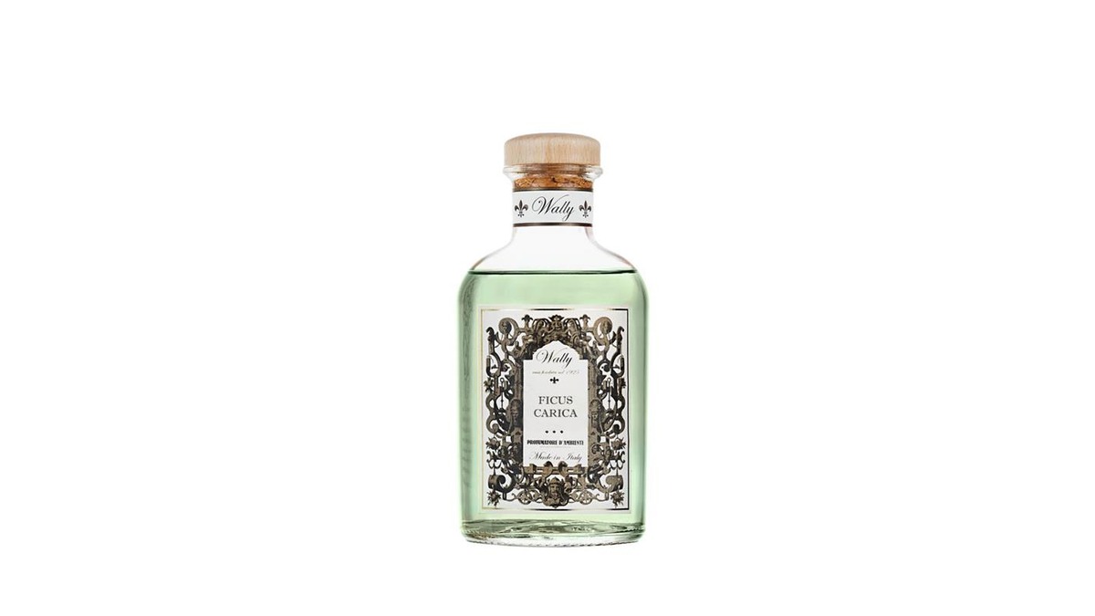 Una bottiglia in vetro di Ficus Carica Profumatore d'ambiente, riempita di liquido verde chiaro, fornita di etichetta decorativa e tappo in legno.