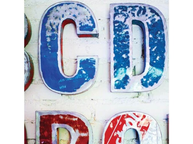 Dettagli di Font lettere in lamiera di bidone rosso e blu con scritta Castrol. Si vedono le lettere C e D.
