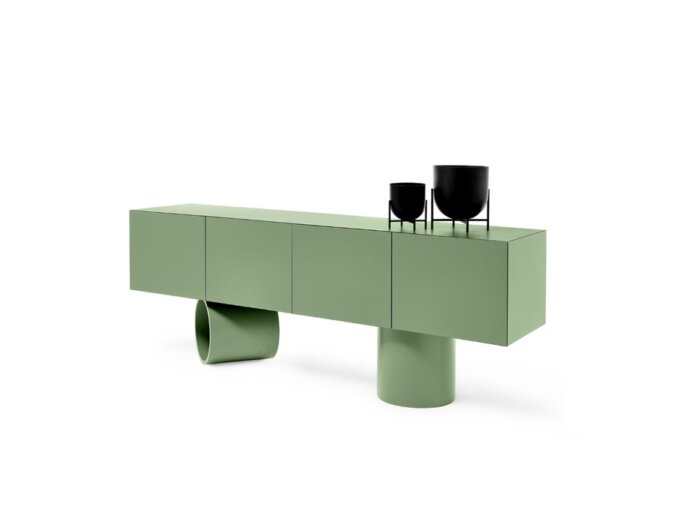 Credenza Giunone di colore verde con quattro ante. Due oggetti sono appoggiati sulla credenza.
