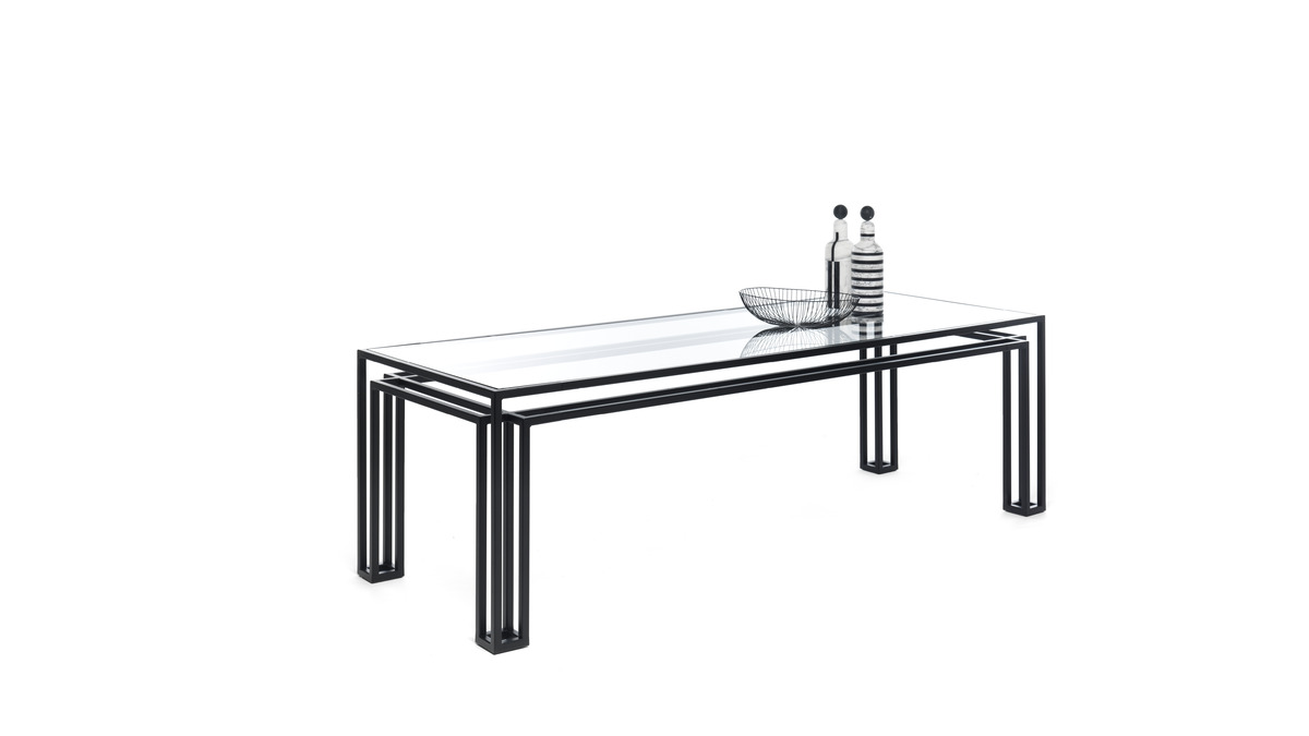 Elegante tavolo Hotline Table minimalista in vetro con struttura metallica, ornato da bottiglie e da un pezzo scultoreo moderno.