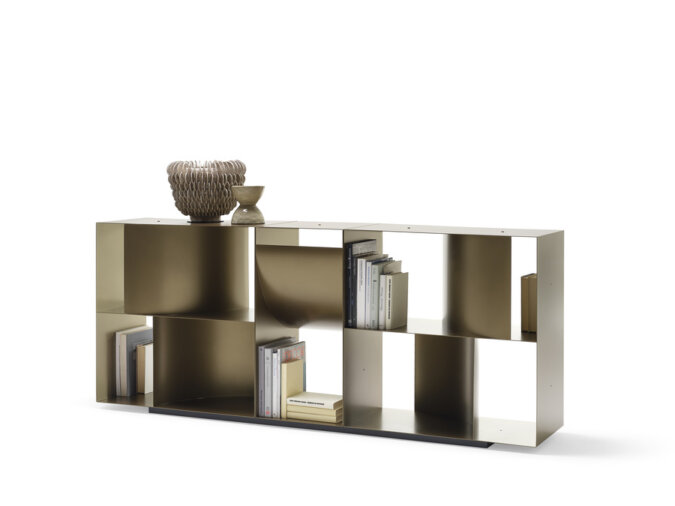 Judd Base contenitore da terra in finitura Dark Bronze con libri, vasi e altri oggetti.