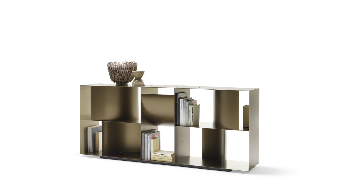 Judd Base contenitore da terra in finitura Dark Bronze con libri, vasi e altri oggetti.
