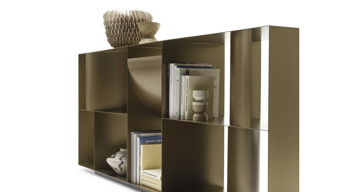 Judd Base contenitore da terra in finitura Dark Bronze con libri, vasi e altri oggetti.