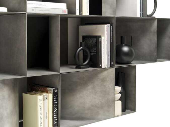 Dettagli di Judd Pensile Contenitore da parete in finitura materico Lithos con libri e altri oggetti.