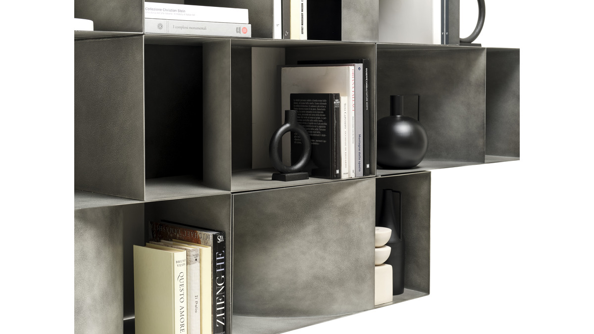 Dettagli di Judd Pensile Contenitore da parete in finitura materico Lithos con libri e altri oggetti.