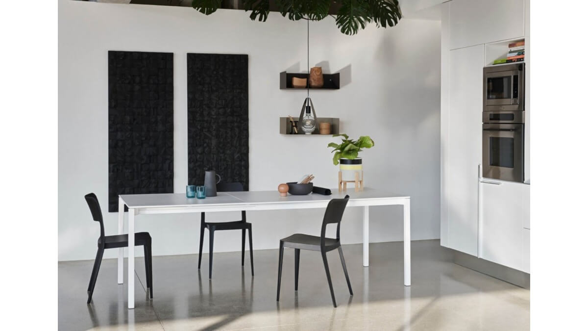 Tre Sedie Nenè di colore nero in una stanza con un tavolo bianco in una dining room.
