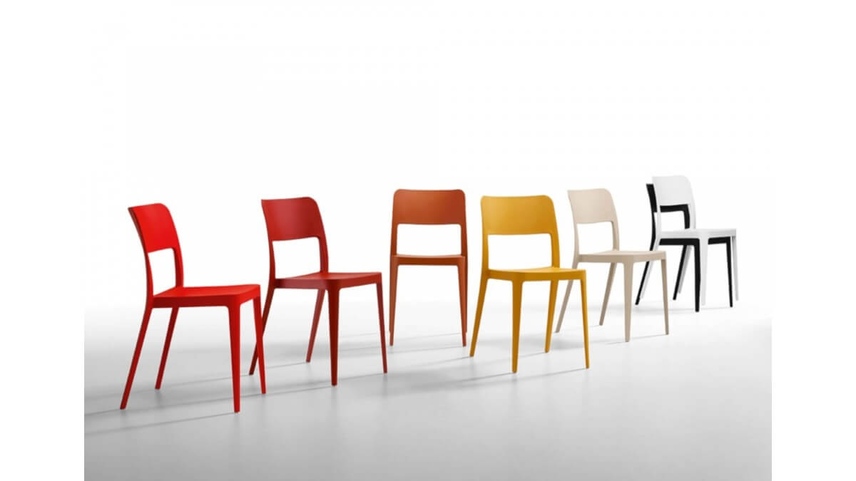 Sette sedie Nenè di colore rosso, arncione, giallo, bianco perla, bianco e nero.