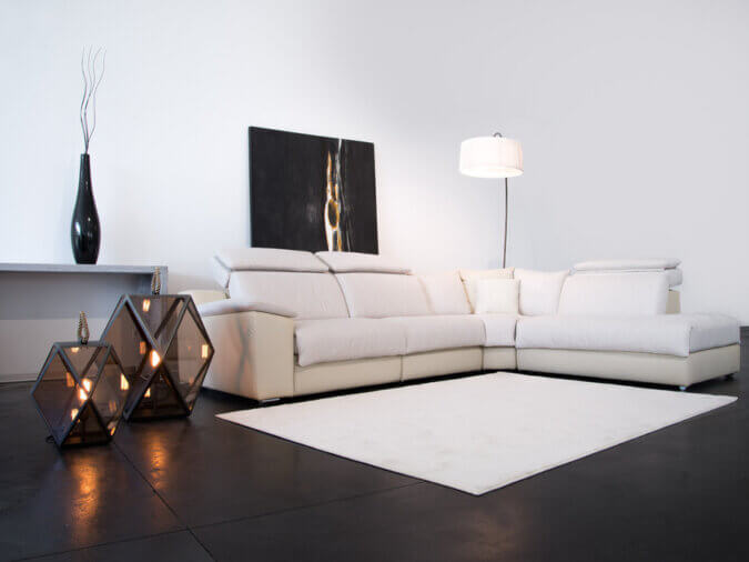 Lampade da terra Muse Lantern di due diverse dimensioni in living room con divano e tappeto bianco.