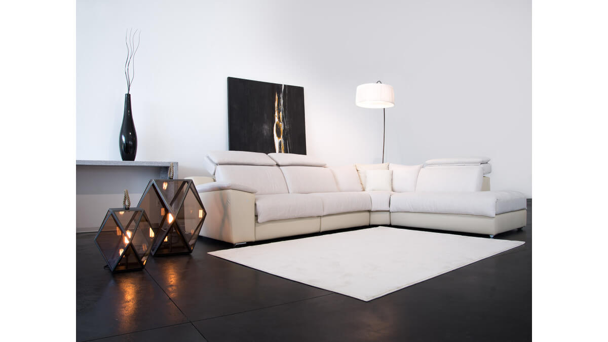 Lampade da terra Muse Lantern di due diverse dimensioni in living room con divano e tappeto bianco.