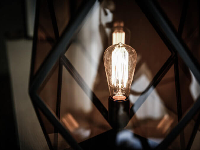 Lampada da terra Muse Lantern accesa con lampadina.