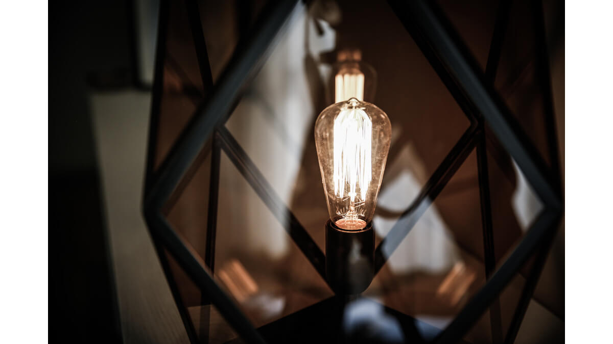 Lampada da terra Muse Lantern accesa con lampadina.