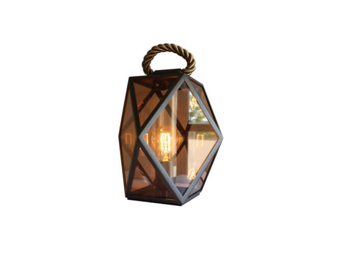 Lampada da Terra Muse Lantern accesa in finitura bronzo spazzolato, diffusore acrilico ambra.
