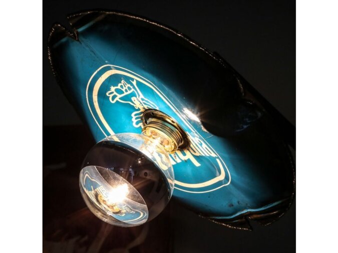 Dettagli di Nuvola Pendant lamp in lamiera di bidone blu con lampadina accesa.