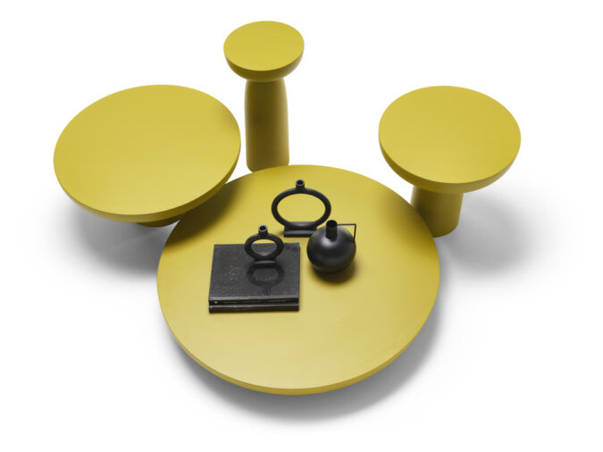 Una vista dall'alto di Olo Colours Coffee Tables di Mogg in finitura giallo curry nelle varie dimensioni. Sul tavolino più largo sono appoggiati degli oggetti.