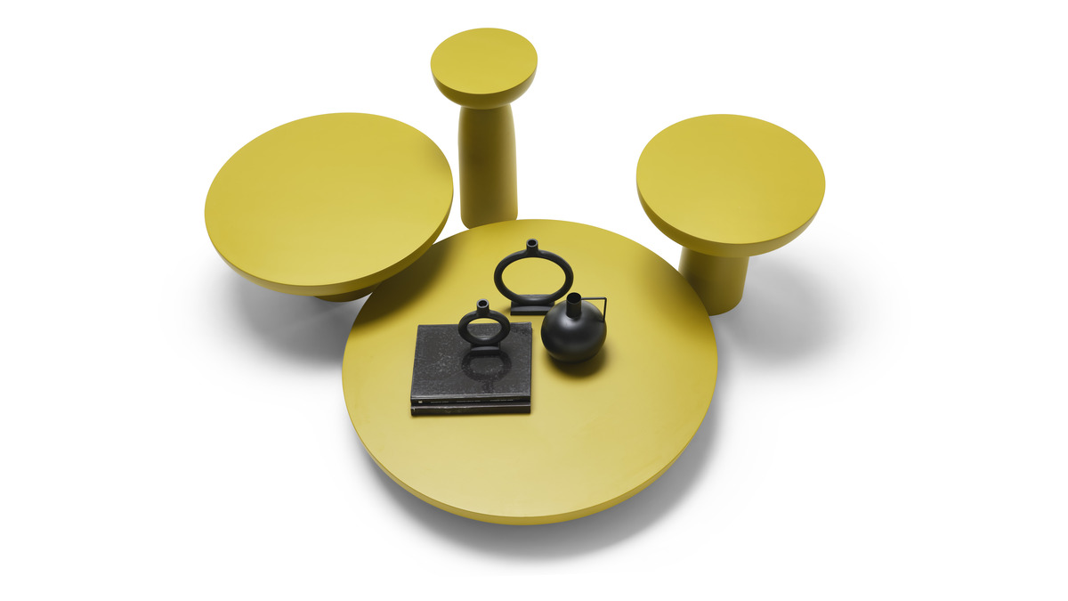 Una vista dall'alto di Olo Colours Coffee Tables di Mogg in finitura giallo curry nelle varie dimensioni. Sul tavolino più largo sono appoggiati degli oggetti.