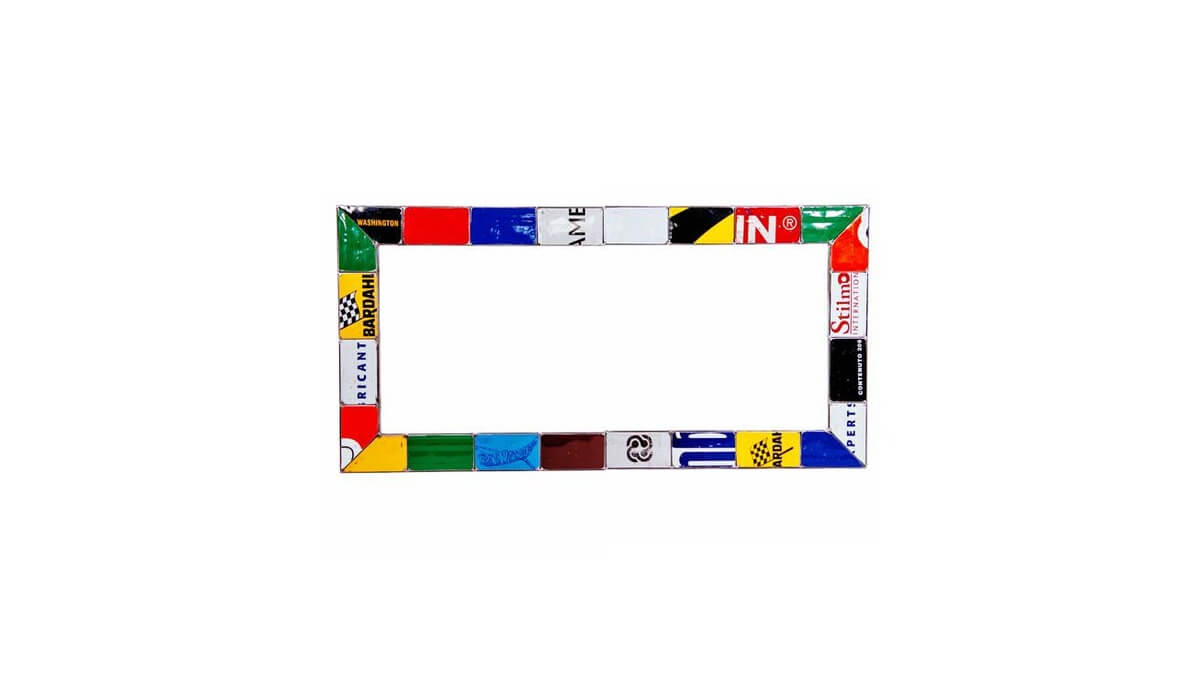 Panorama Specchio con cornice rettangolare con differenti lamiere di bidoni colorati di latta.