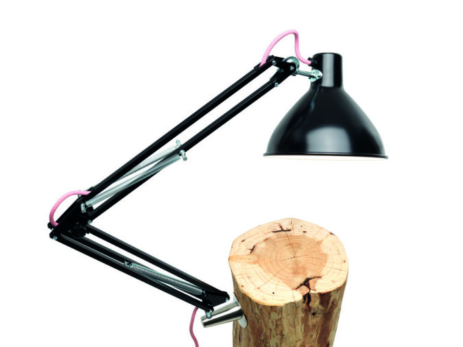 Dettagli Piantama Lamp nera con tavolino in legno.