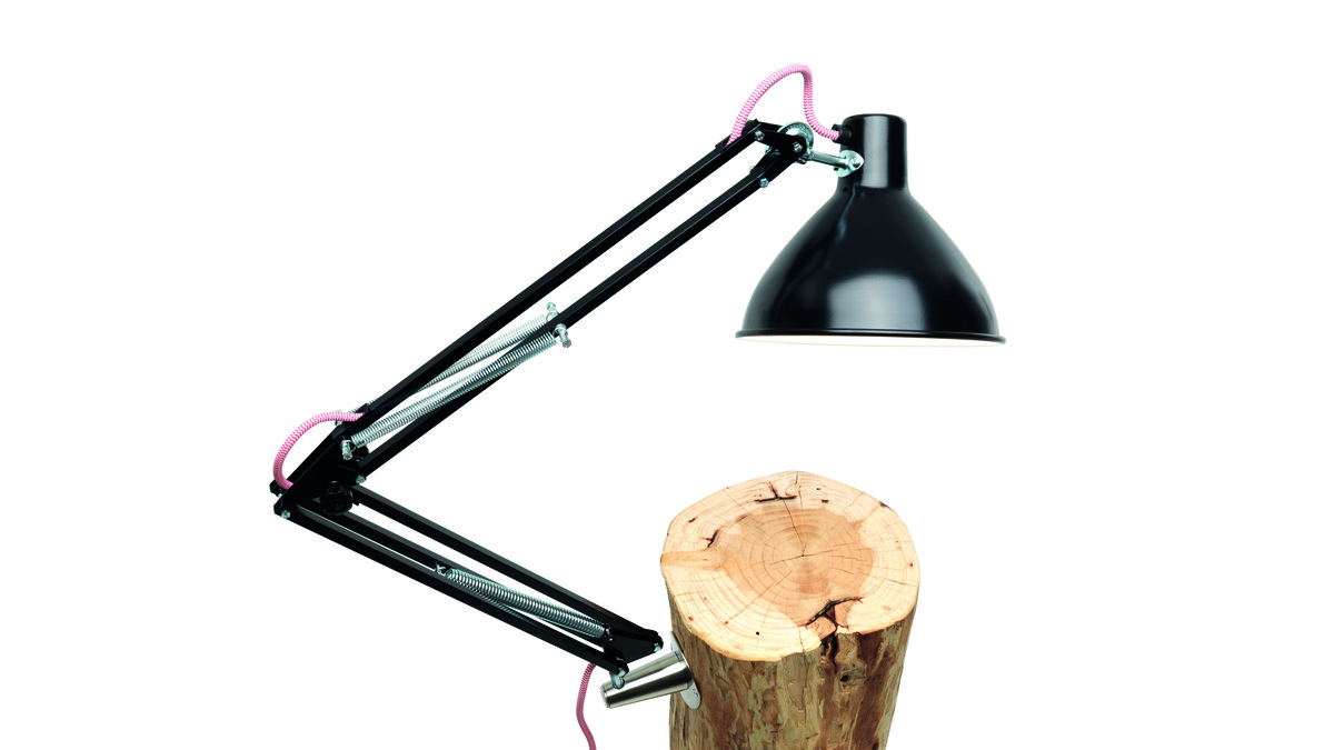 Dettagli Piantama Lamp nera con tavolino in legno.