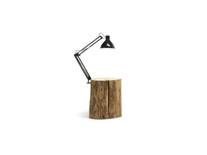 Piantama Lamp nera di altezza 50 cm con tavolino in legno.