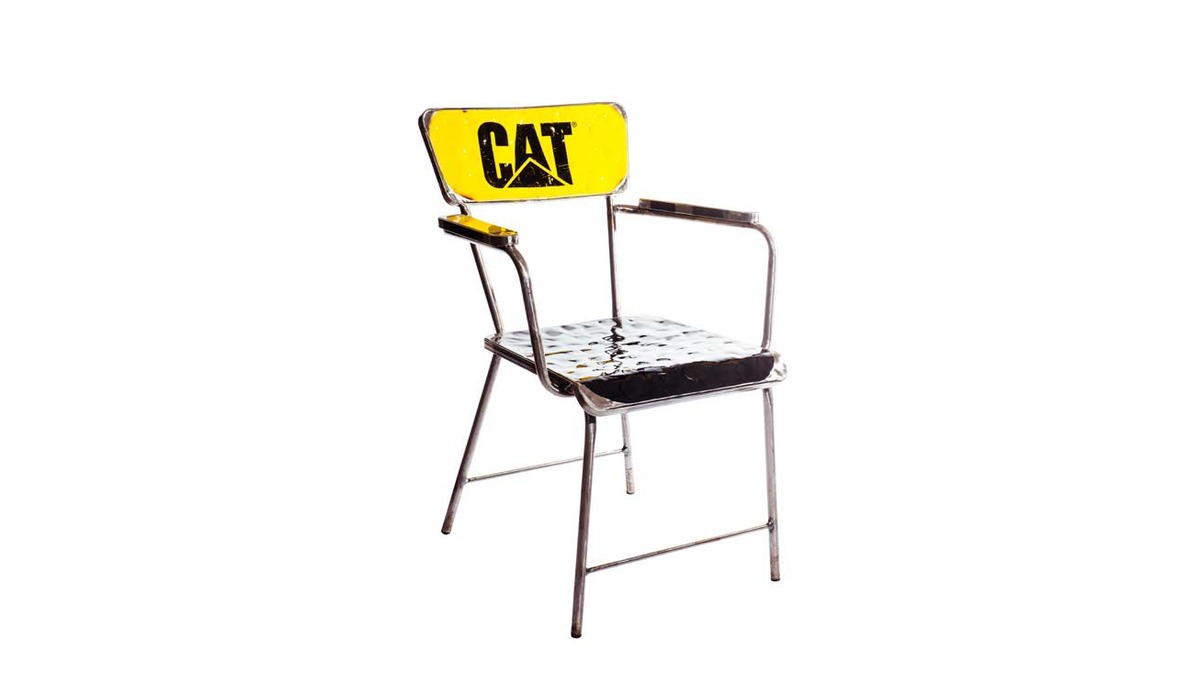 Riviera Sedia con braccioli in lamiera di bidone giallo e nero con scritta CAT.