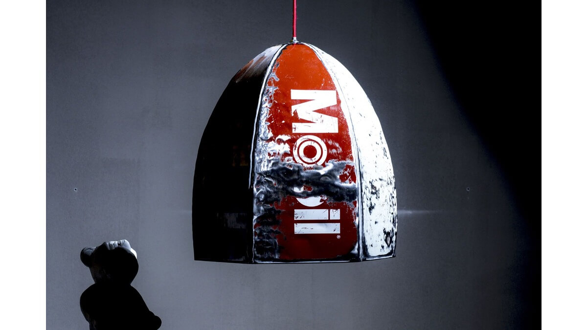 Pendant Lamp Rugby in lamiera di bidone rossa e bianca di Mobil Oil, appesa con un filo rosso in una stanza in penombra.