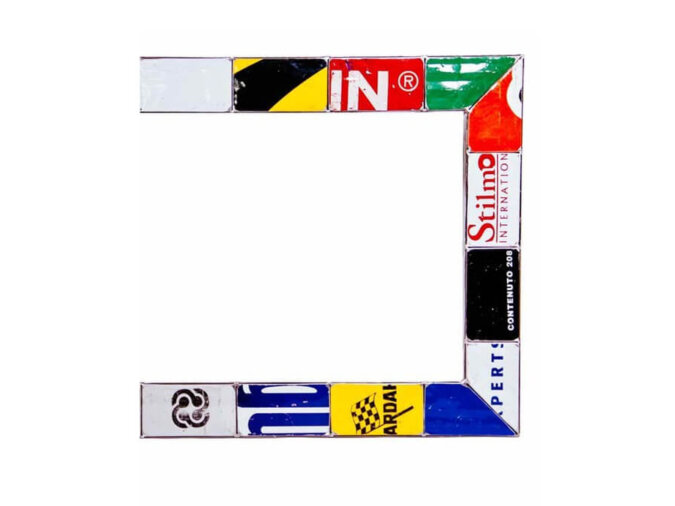 Dettagli Frame colorata di Specchio Panorama con scritte di varie marche.