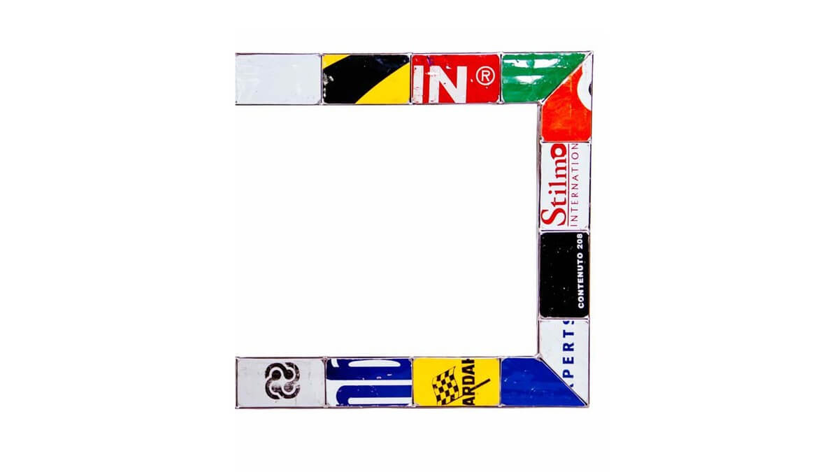 Dettagli Frame colorata di Specchio Panorama con scritte di varie marche.